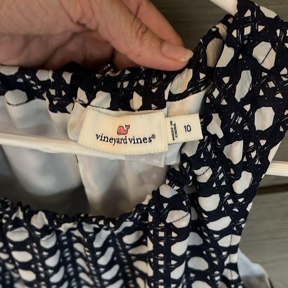 Vineyard Vine’s 100% silk adjustable neckline tie in back summer top. size 10 - Picture 4 of 11